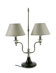 Lámpara de sobremesa base de madera y metal con dos pantallas estilo vintage para decoración hogar. Medidas: 62x50x22 cm.