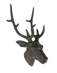 Figura pequeña cabeza de ciervo de hierro para pared. Medidas: 40x20x20 cm.