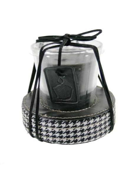 Espelma en got i suport de color negre. Mesures. 9X10 cm.