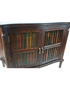 Consola baja de madera con decoración de lomos de libros en las puertas y tapa superior de imitación piel envejecida. 2