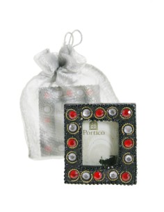 Marco portafotos mini con pedrería y bolsita de envoltorio.