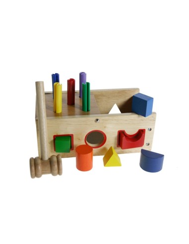Jeu de société avec des formes géométriques dans une boîte en bois pour s'adapter à la coordination du jeu de marteau.