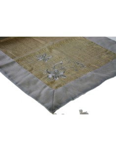 Camí de taula brodat color crema per a decoració rústica vintage. 2