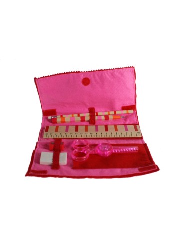 Estuche infantil de ropa de fieltro de color rosa con accesorios.