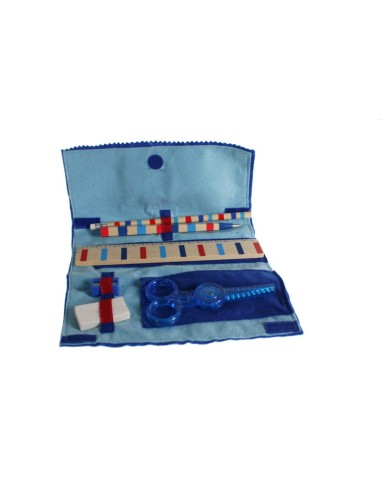 Estoig infantil de roba de feltre de color blau amb accessoris.