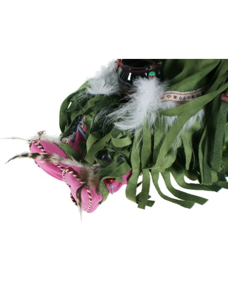 Poupée très originale de style indigène avec robe verte