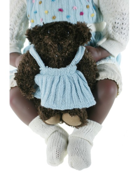 Muñeca negrita muy original de estilo clásico con vestido de punto 