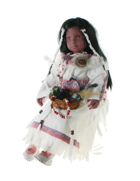Muñeca de estilo indígena con vestido color blanco y con adornos. Medidas: 52x27x17 cm.