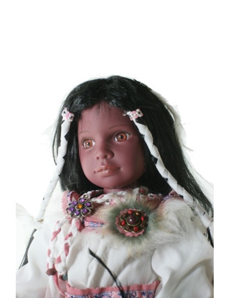 Nina molt original d'estil indígena amb vestit de color blanc