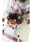 Muñeca muy original de estilo indígena con vestido de color blanco