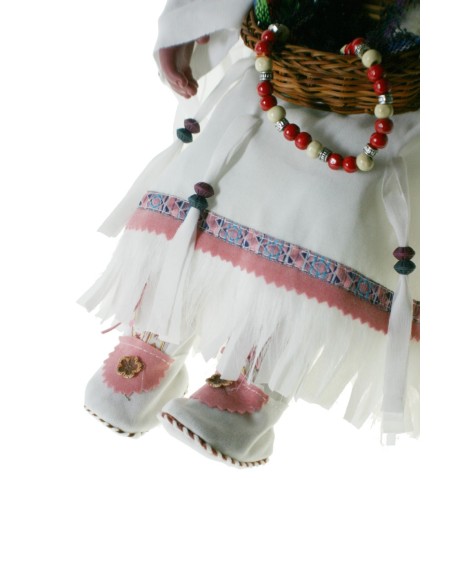Nina molt original d'estil indígena amb vestit de color blanc