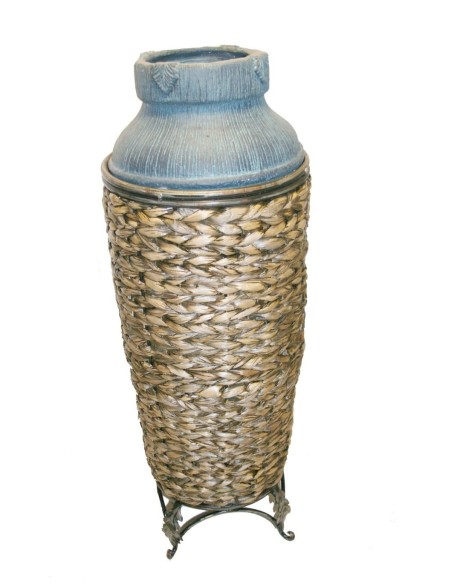 Jarra de cerámica decorada con ratán y base de hierro. Medidas: 75x25x25 cm.