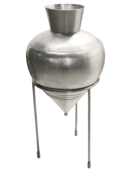 Ánfora de metal con soporte color estaño. Medidas: 85x37x37 cm.