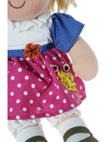 Muñeca clásica de trapo con vestido de color rosa