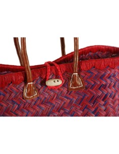 Cesta de la compra con asas de cuero multicolor granate con cierre central con botón capazo de hoja de rafia.  2