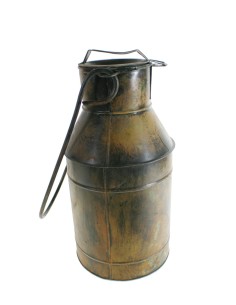 Lechera de chapa en óptica antigua con asa de transporte 2