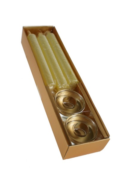 Caja de seis velas doradas y dos palmatorias para decorar centro mesa decoración navideña hogar. Medidas vela: 14xØ2 cm.