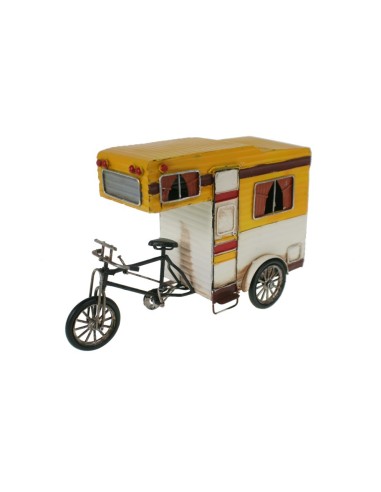 Moto de style vintage jaune et écru avec collection de répliques de décoration de caravane.