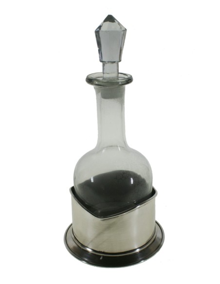 Botella de vidrio clásica para vino y licor con tapón y base de metal. Medidas: 30xØ14 cm.
