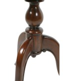 Mesa auxiliar velador de madera maciza de caoba con talla estilo clásico