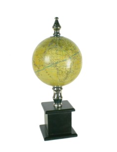 Globe terrestre de style vintage avec piédestal en bois de couleur foncée.