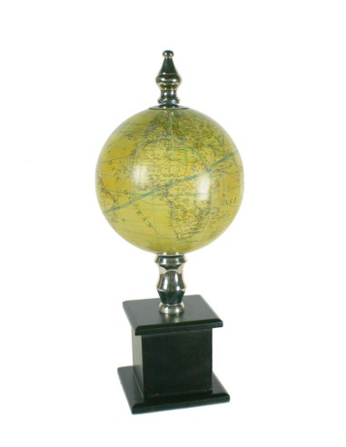 Globe terrestre de style vintage avec piédestal en bois de couleur foncée.