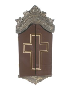 Capilla hornacina pequeña de culto para pared con puertas de madera y cerámica para exposición figuras 2