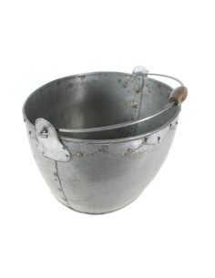 Calder de metall color estany ansa de fusta i amb reblons. Mesures: 20x36x30 cm. 2