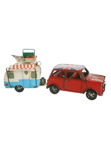 Réplique de mini voiture rouge avec caravane. Mesures: 15x36x10 cm.
