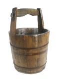Cubo de madera y metal con asa, estilo antiguo. Medidas: 53xØ35 cm.