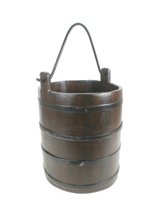Cubo de madera con asa de metal, estilo antiguo. Medidas: 55xØ30 cm.