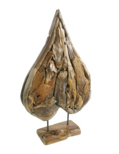 Figura en fusta de teca a trossos forma de cor. Mesures: 60x35x12 cm.