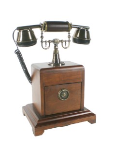Telèfon de fusta amb dial giratori ocult. Mesures: 33x25x22 cm. 2
