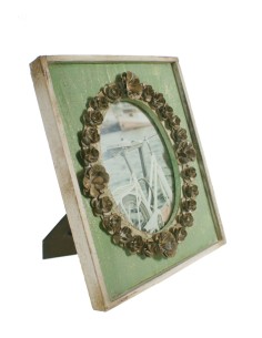Portafotos con marco de madera y flores de metal vintage color vede