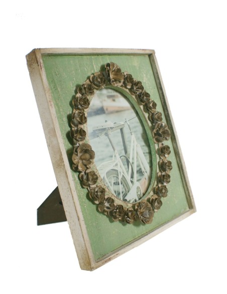 Marco para foto con marco de madera color verde y flores de metal. Medidas: 31x26 cm.