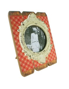 Portafotos amb marc de fusta i adorn central de ceràmica vintage color taronja.