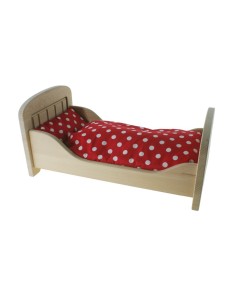 Cama de madera para muñecas con sábanas de color rojo. Medidas: 25x54x29 cm.