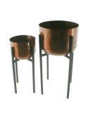 Maceteros de metal acabado en color cobre con pie alto. Medidas: 62xØ32/50xØ23 cm.