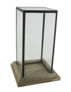 Urna de cristal rectangular con perfil metálico y base de madera natural para exposición decorativa. Medidas: 27x 17x17 cm.