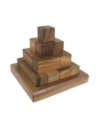 Piràmide de fusta per encaixar. Mesures: 9x10x10 cm.