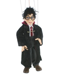Marioneta de cuerda Harry Potter con varita mágica. Medidas: 31 cm.