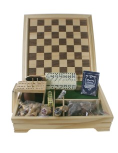 Juegos reunidos en caja de madera. Medidas: 30x30 cm.
